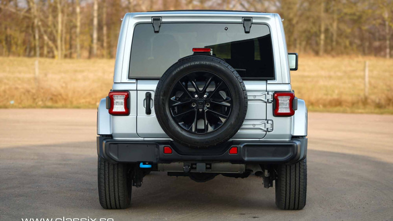 2024-wrangler-sahara