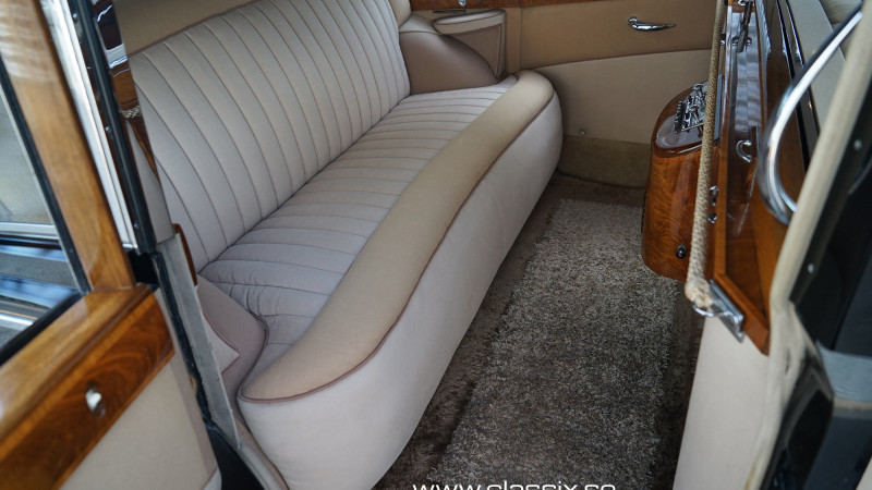 backseat-wraith-limousine-800x450-19acf22ddeeab38bc4bd600d83e5f31d image backseat-wraith-limousine