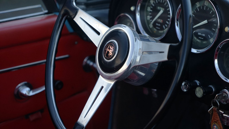 classic-alfa-2000-steering-wheel-800x450-9d8a1175f6eb1ef047bd7ba164cf2028 image classic-alfa-2000-steering-wheel