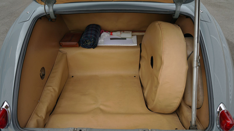 jaguar-mk-viii-trunk