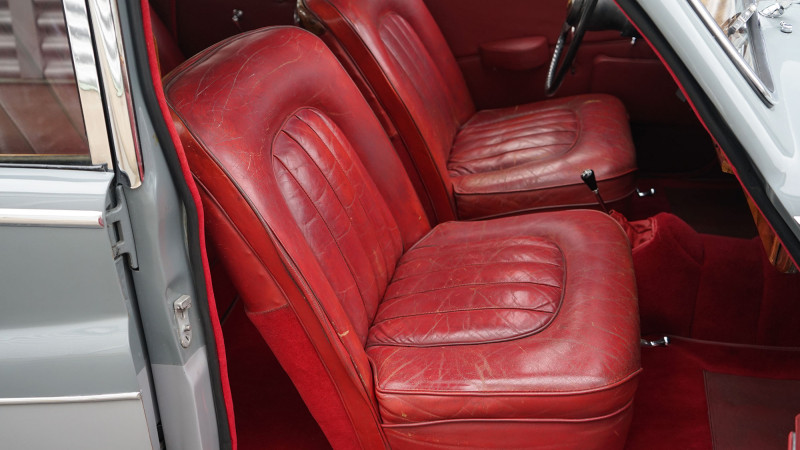 jaguar-mk8-interior