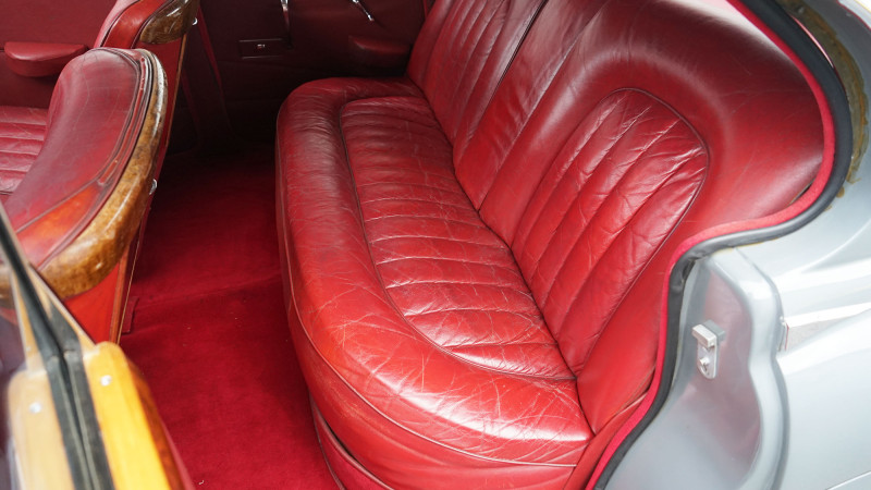 jaguar-mk8-rear-seat