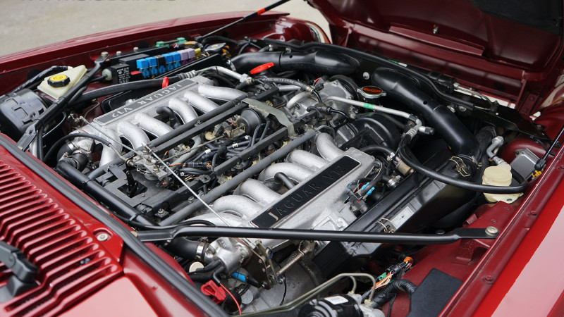 jaguar-xjs-engine-bay