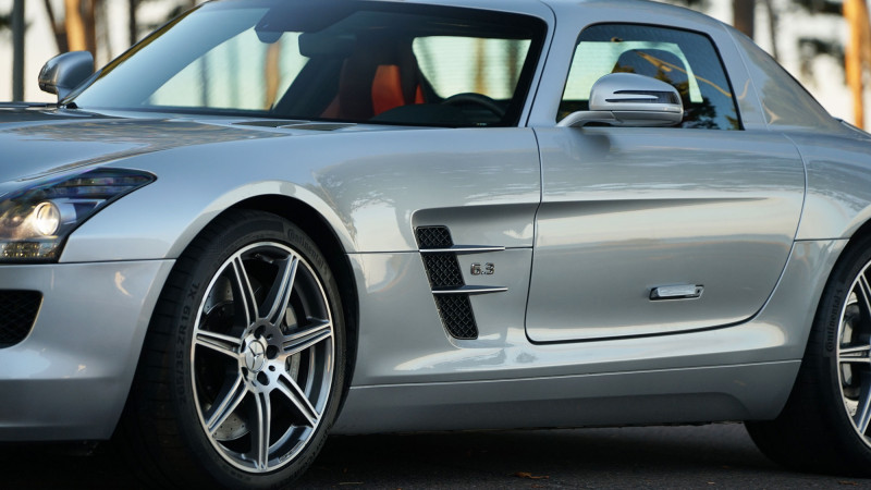 mercedes-sls-gullwing-door