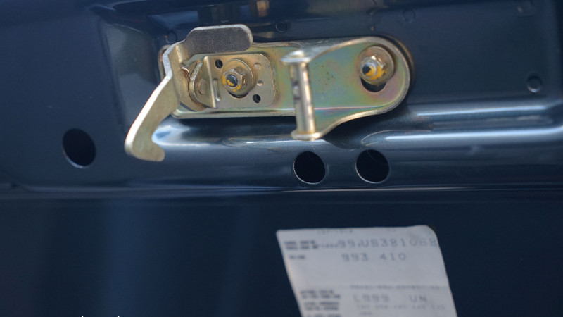 porsche-993-hood-latch-800x450-882706101d954828f54304d301974407 image porsche-993-hood-latch